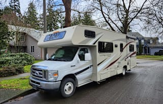 Clean & Comfy 2016 Coachmen Leprechaun 26DS
