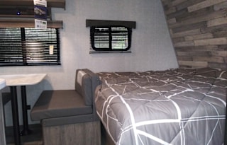 2021 CrossRoads RV Zinger Lite ZR18BH