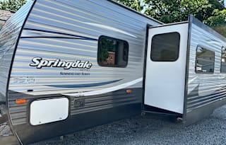 2017 Keystone Summerland 2980BH Sleeps 8!