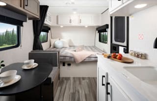 2024 Jayco Jay Flight 17' Queen bed + bunks