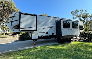 Amazing RV -2 Bedrooms, 1.5 Baths, Fully Equipped!