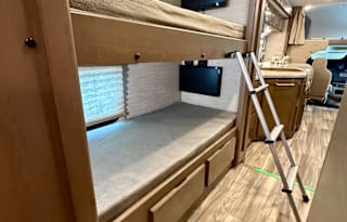 Thor Motor Coach Four Winds 31EV ***Bunk Beds***