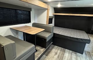 Light & Cozy Camper - Adventure Awaits!