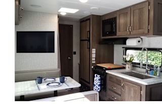 2021 East to West Silverlake King Bed & Bunks