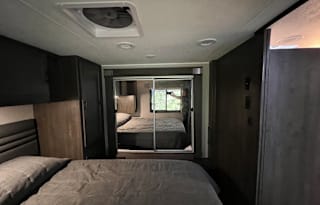 BEAUTIFUL/COMFORTABLE RV ~FULLY STOCKED ~SLEEPS 8