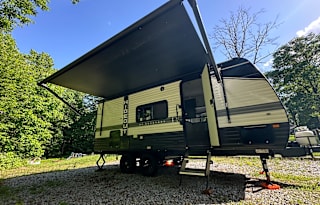 “Sunny Day” 2023 Keystone RV Hideout