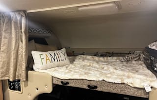 Family Friendly RV sleeps 9 with Kids Bunks!