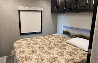 Adventure awaits you in this beautiful Jayco RV