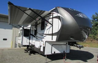***Get your Glamping on in this  Luxury 2015 Crossroads Cameo ***
