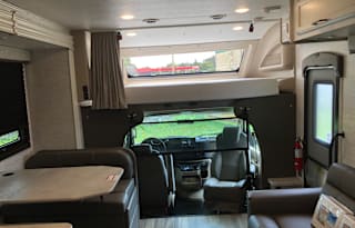 2024 Sunset Splendor Jayco Redh 31F w Bunks & Wifi