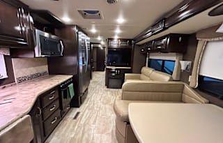 #14_40 ft Motorhome w/ bunks & 1.5 baths
