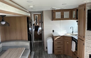 2023 Avenger 28BHS- Family & Fur Friendly