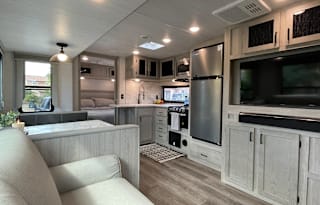 MODERN NEW 2022 - SLEEPS 10 - SOLAR - EASY TOWING - JUST BRING YOUR GROCERIES - DELIVERY & SETUP AVAILABLE