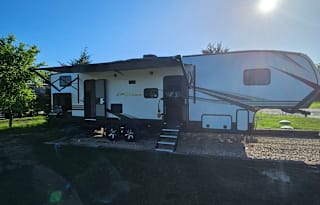 Delivery Only - Huge space 5th wheel