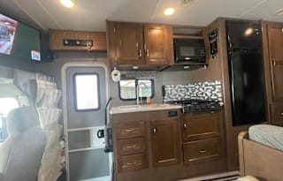 Adventure-Ready 2019 Winnebago Outlook 25J –
