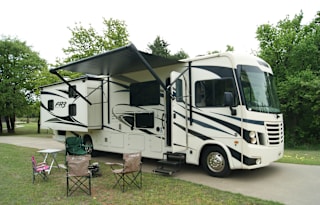 Harvey the RV - King bed & bunks, 2 A/Cs, Sleeps 8