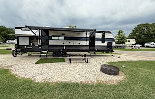 6 beds. Clean. Outdoor Living. Delivered & set-up