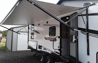 28' 2022 Tracer Bunkhouse - Sleeps 6 + 2 Children