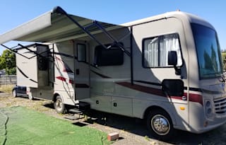 2017 30' self-contained class A RV - Sleeps 8