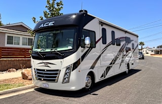 2022 Thor ACE 32' w/ Bunk Beds