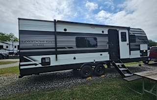 Great Family Getaway w/ Bunk House (DELIVERY ONLY)