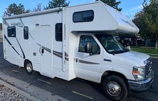 2014 Thor Motor Coach Four Winds 23A Grizzly3