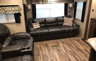 DELIVERY ONLY. Spacious 37 ft trailer w/ 3 slides