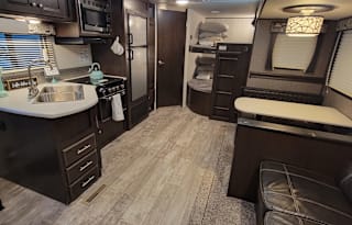★Full Size BUNKS★Private Queen Room★Exit 407
