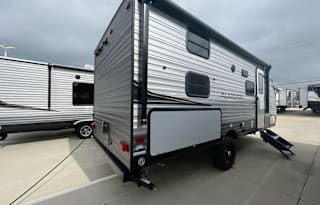 2024 Aurora Light 18BHS Queen Bed and Bunks!
