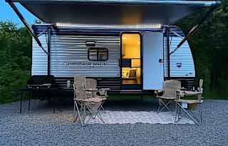 2025 Springdale - Beachy Camper w/Bunks, Pets OK