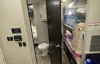 2023 Entrega Odessy with Bunks and Wifi - June Sky
