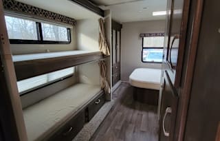 "Apollo" The Family Friendly Redhawk (sleeps 8)