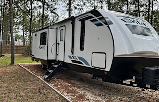 2022 Family Friendly Triple Slideout Camper Rental