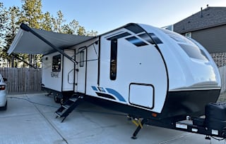 2022 Family Friendly Triple Slideout Camper Rental