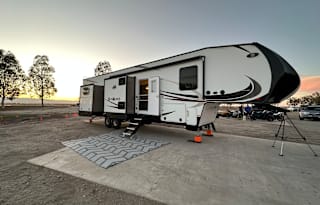 40ft Sundance 5th Wheel. Sleeps 10!