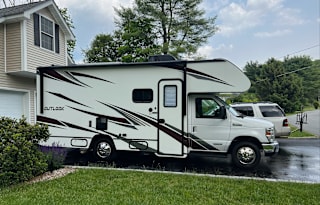 PRISTINE and PERFECT Winnebago Outlook 22C Class C