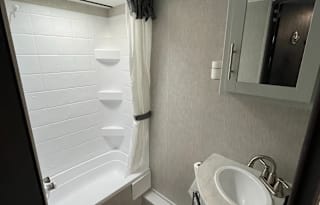 Ice Cold AC, Bunk Beds & Bathtub