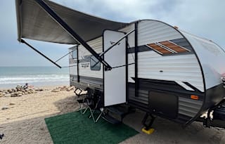 Wildwood Sleeps 5-8 People *Bunk House* Murphy Queen Bed