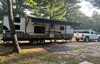 2023 Luxurious Family-Friendly Apex Ultra-Lite
