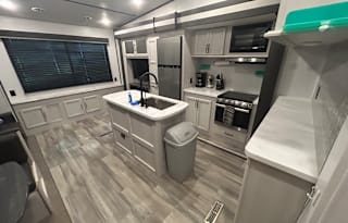 Pet Friendly Local Delivery 2 Bedroom Fifth Wheel