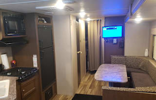 2018 Dual Toy Hauler w/ 2 kitchen & BasketBall ,sleeps 6