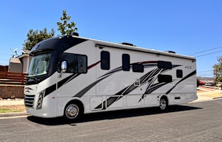 2022 Thor ACE 32' w/ Bunk Beds