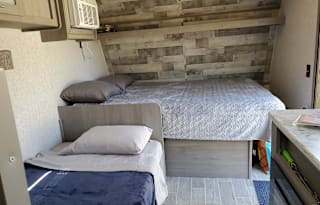 Cozy camper 2022 Dutchmen RV Coleman 17B