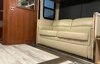 2009 Fleetwood Bounder 38F