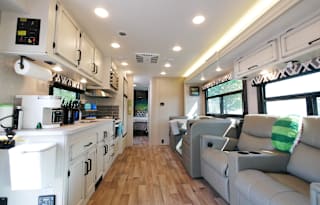 2021 Coach Odyssey 29K - FREE Mobile Wifi