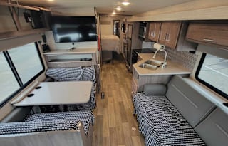 Class A 2021 Winnebago Vista 29V (4099)