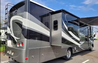 Billie’s RV! King bed - 2 bathrooms!