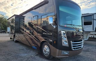 2018 Thor Miramar 37.1-Bunks and 2 full bathrooms