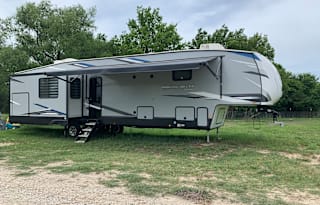 2021 Cherokee Arctic Wolf Suite 3660