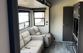 **Campy the SUPER COOL pet friendly 5th Wheel**